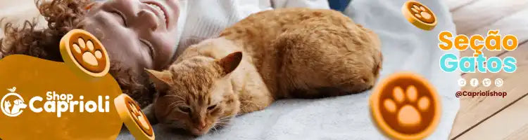Um gato laranja tabby dormindo ao lado de uma pessoa.
